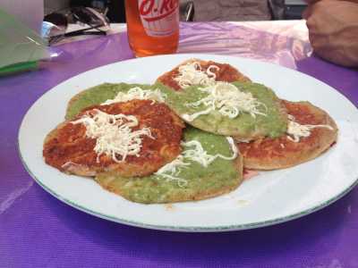 As chalupas são preparadas com pequenas tortilhas de milho e recheios variados, tradição da culinária mexicana