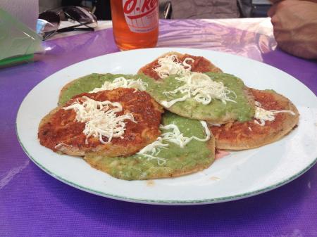 As chalupas são preparadas com pequenas tortilhas de milho e recheios variados, tradição da culinária mexicana