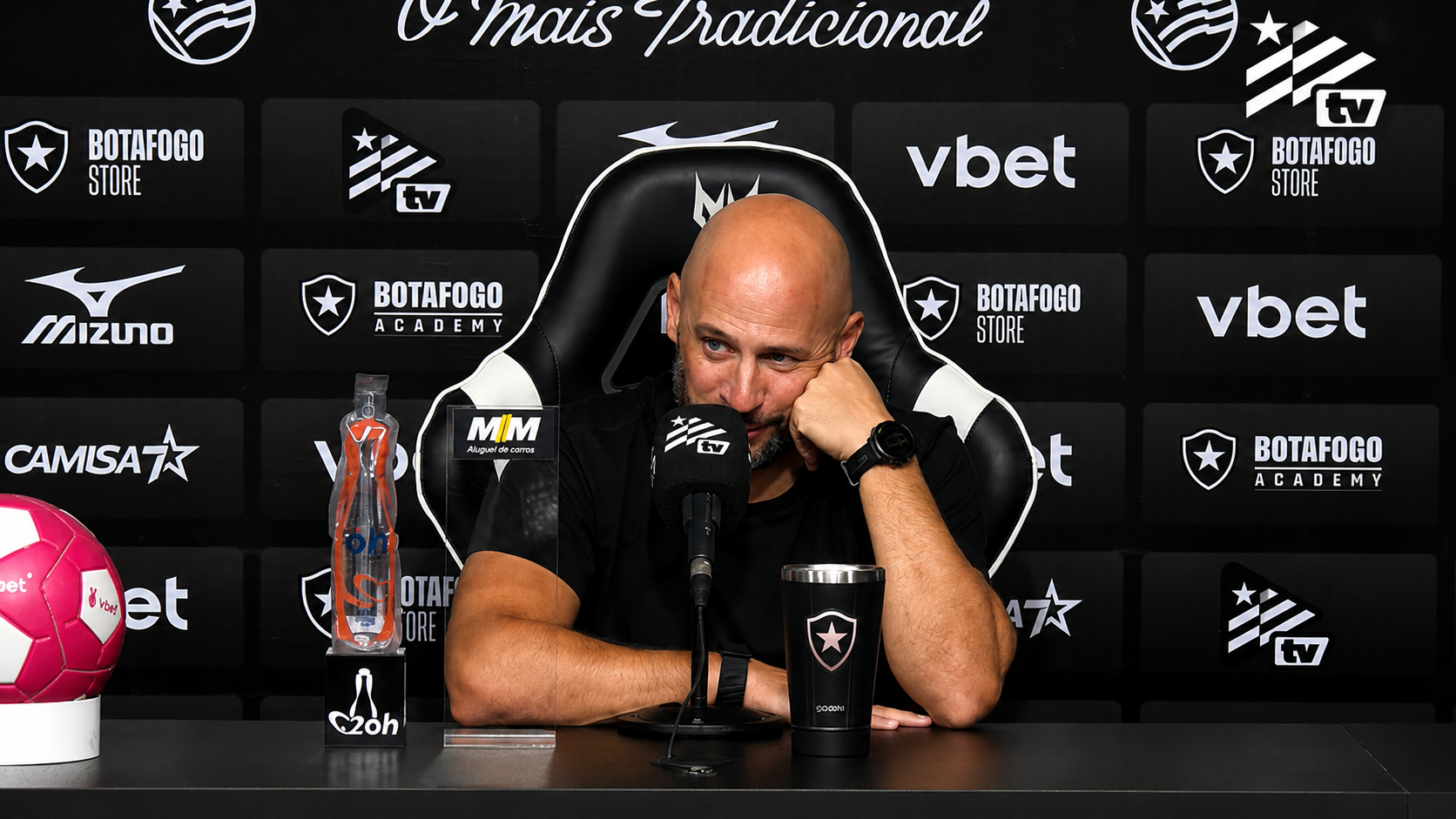 Técnico do Botafogo rasga elogios ao Cruzeiro antes de jogo do Brasileiro: 'Valioso'