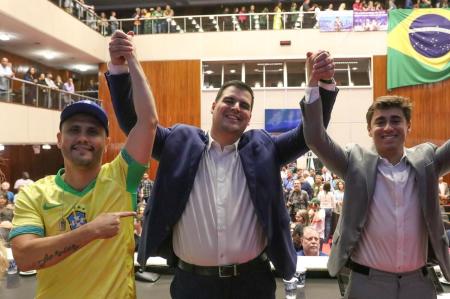 Cleitinho com Nikolas Ferreira (à direita) apoiando o PL na campanha de Bruno Engler (no Centro) à Prefeitura de Belo Horizonte em 2024
