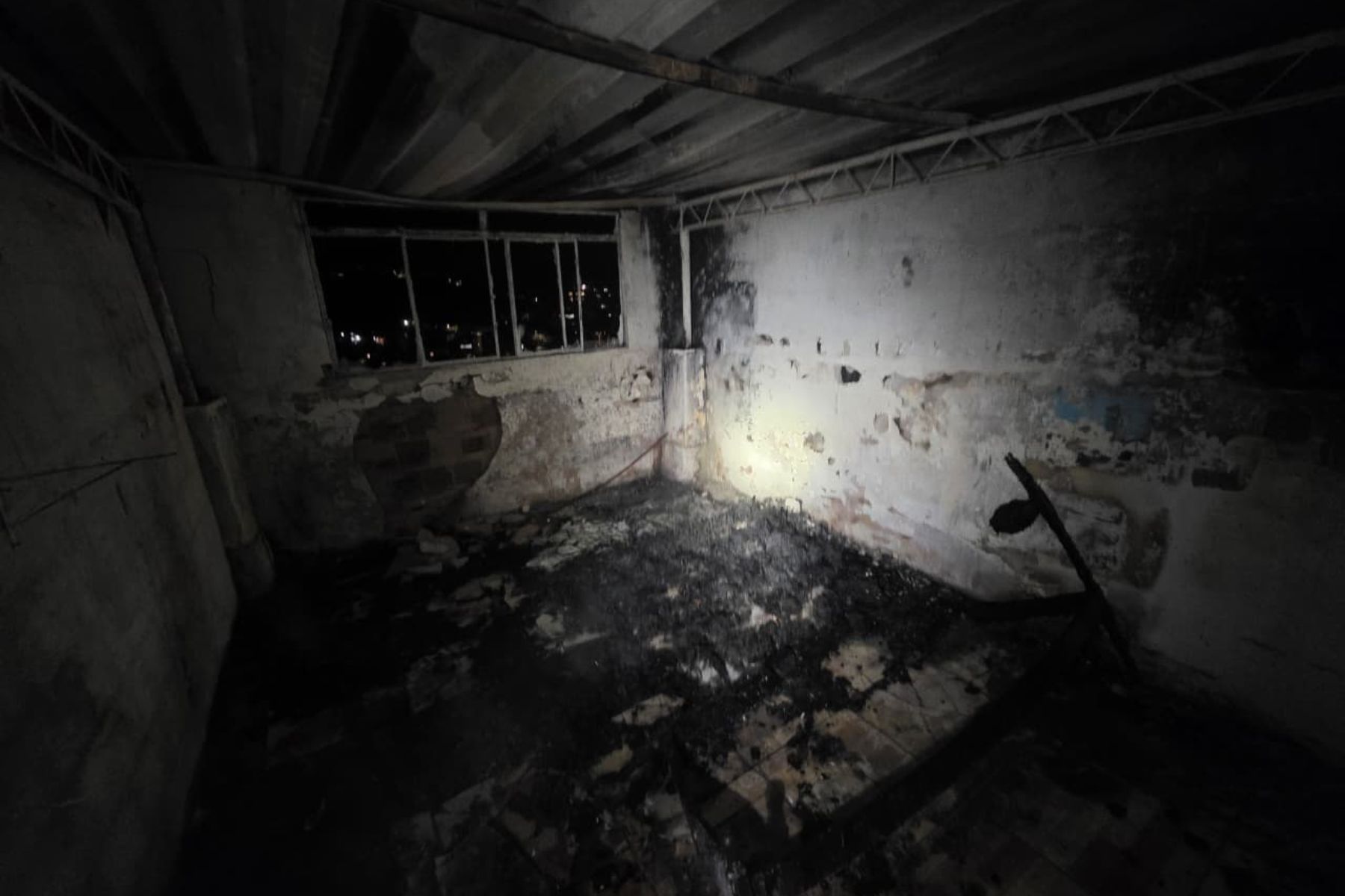 Moradores e vizinhos controlam incêndio em residência em Juiz de Fora