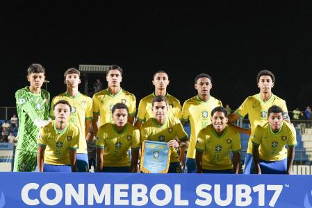 Samuel (2) e Riquelme (11), do Atlético, e Pape (8), do Cruzeiro