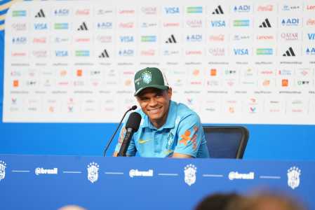 Douglas Santos em entrevista coletiva antes de jogo entre Brasil e Noruega pela Copa do Mundo