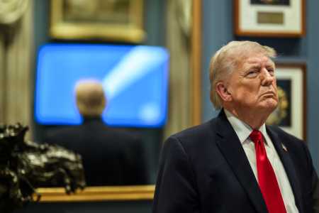 Trump aprova acordo nuclear para Arábia Saudita, diz jornal