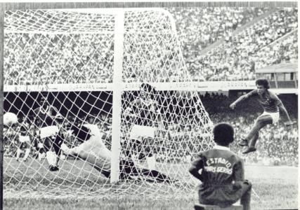 Lance de Cruzeiro x Internacional, pela Copa Libertadores 1976