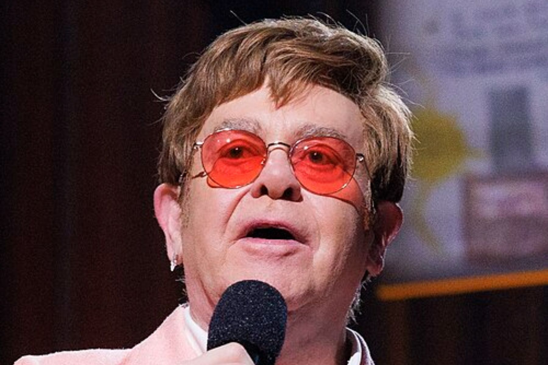Elton John se irrita com príncipe Harry após pedidos frequentes de dinheiro, diz site