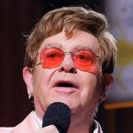 Elton John se irrita com príncipe Harry após pedidos frequentes de dinheiro, diz site