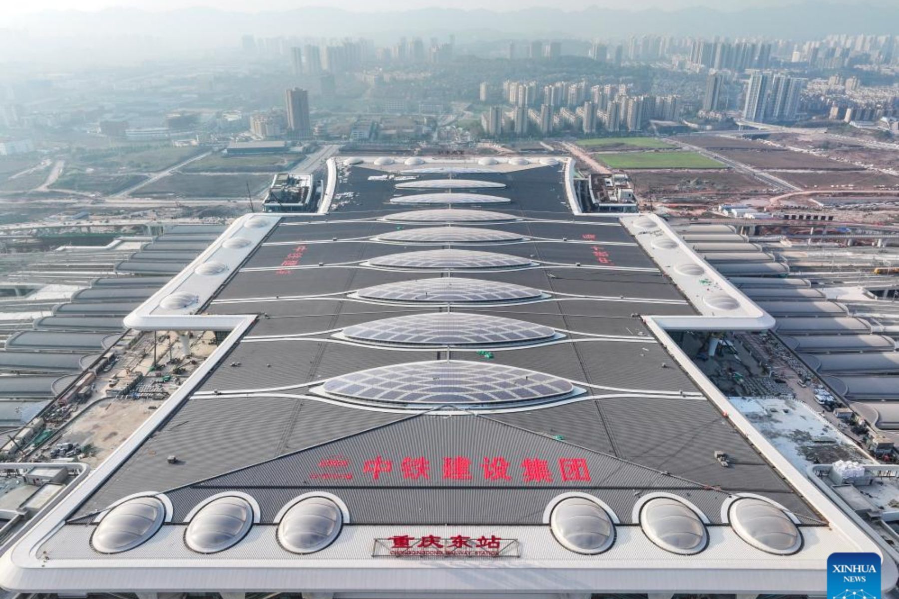 China inaugura a maior estação ferroviária do mundo, com área de 170 campos de futebol