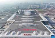 China inaugura a maior estação ferroviária do mundo, com área de 170 campos de futebol