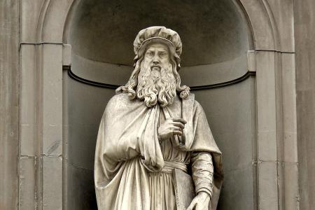 Estátua de Leonardo da Vinci em Florença, Itália