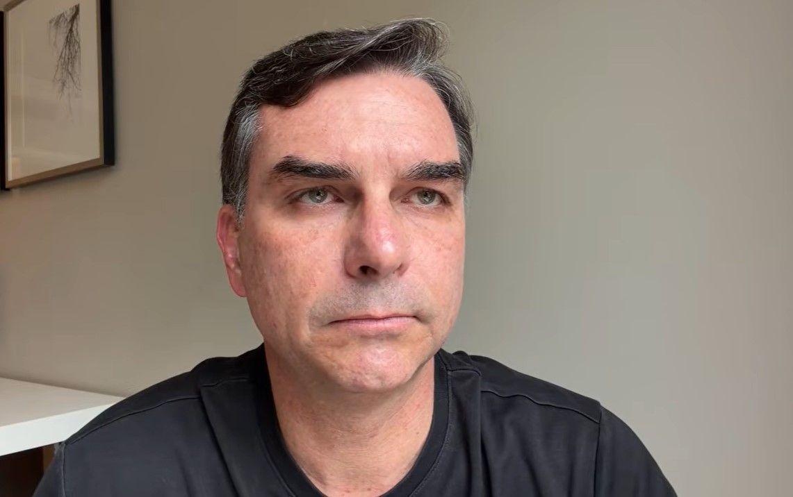 ‘Reviraram tudo, constrangimento para a família’, diz Flávio sobre buscas na casa de Bolsonaro