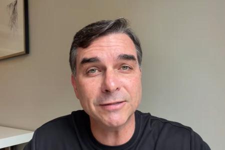 Flávio Bolsonaro reage a caso envolvendo ex-chefe de gabinete de Lula