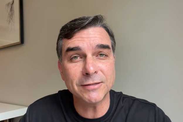 OAB pede a Moraes que garanta acesso de Flávio a Jair Bolsonaro na condição de advogado