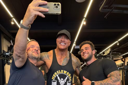 'The Rock' é tietado por fãs em academia no Rio de Janeiro • Reprodução | Redes Sociais