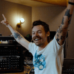 Harry Styles transmite jogo e vibra com gol da Inglaterra durante show