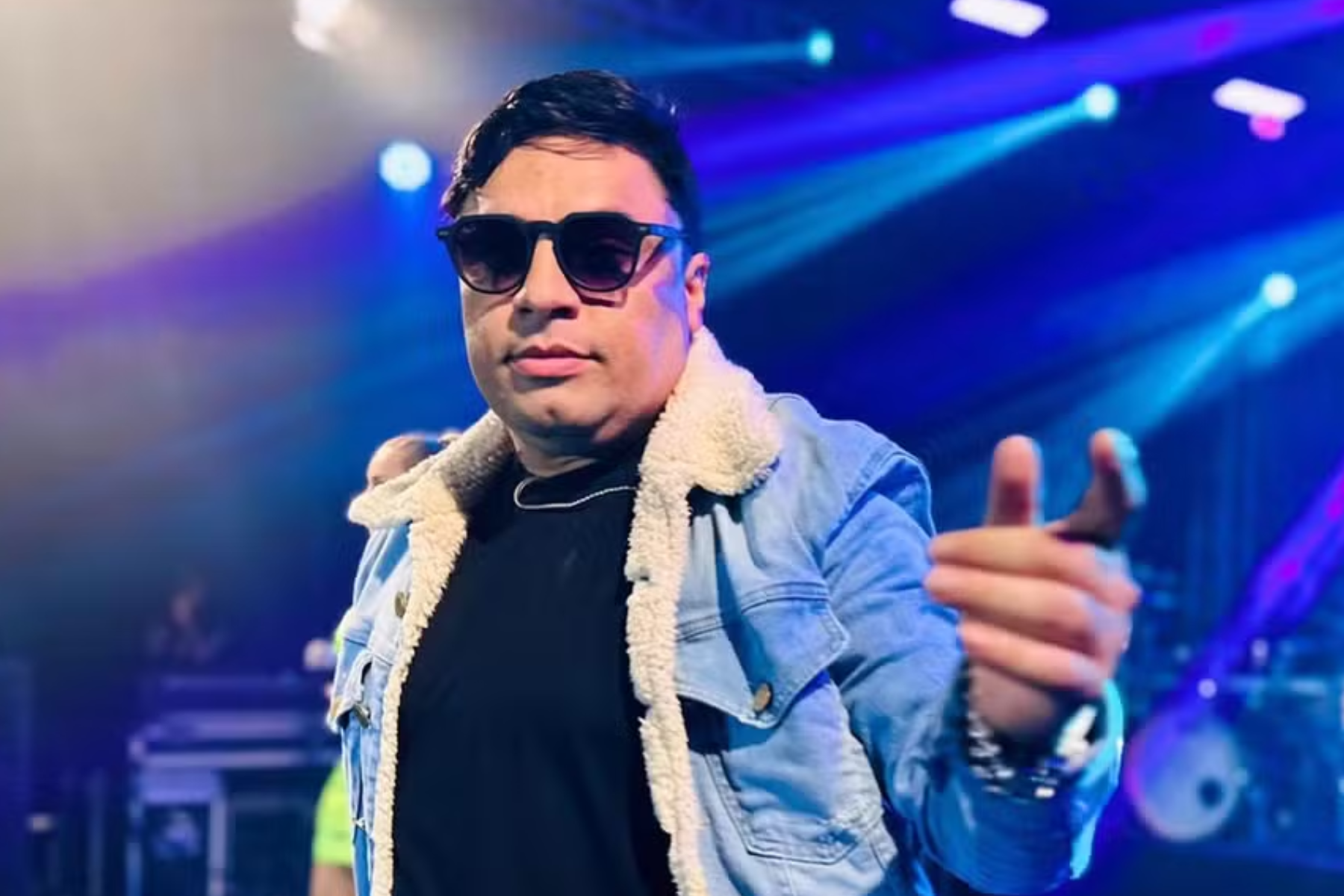 Filho de Neto Araújo sofre acidente a caminho de velório do cantor