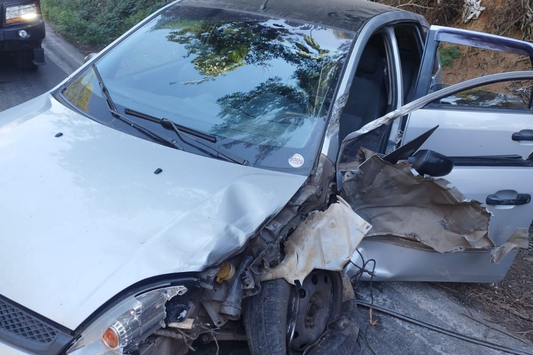 Três ficam feridos em acidente entre carro e caminhão na MG-133