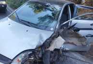 Três ficam feridos em acidente entre carro e caminhão na MG-133
