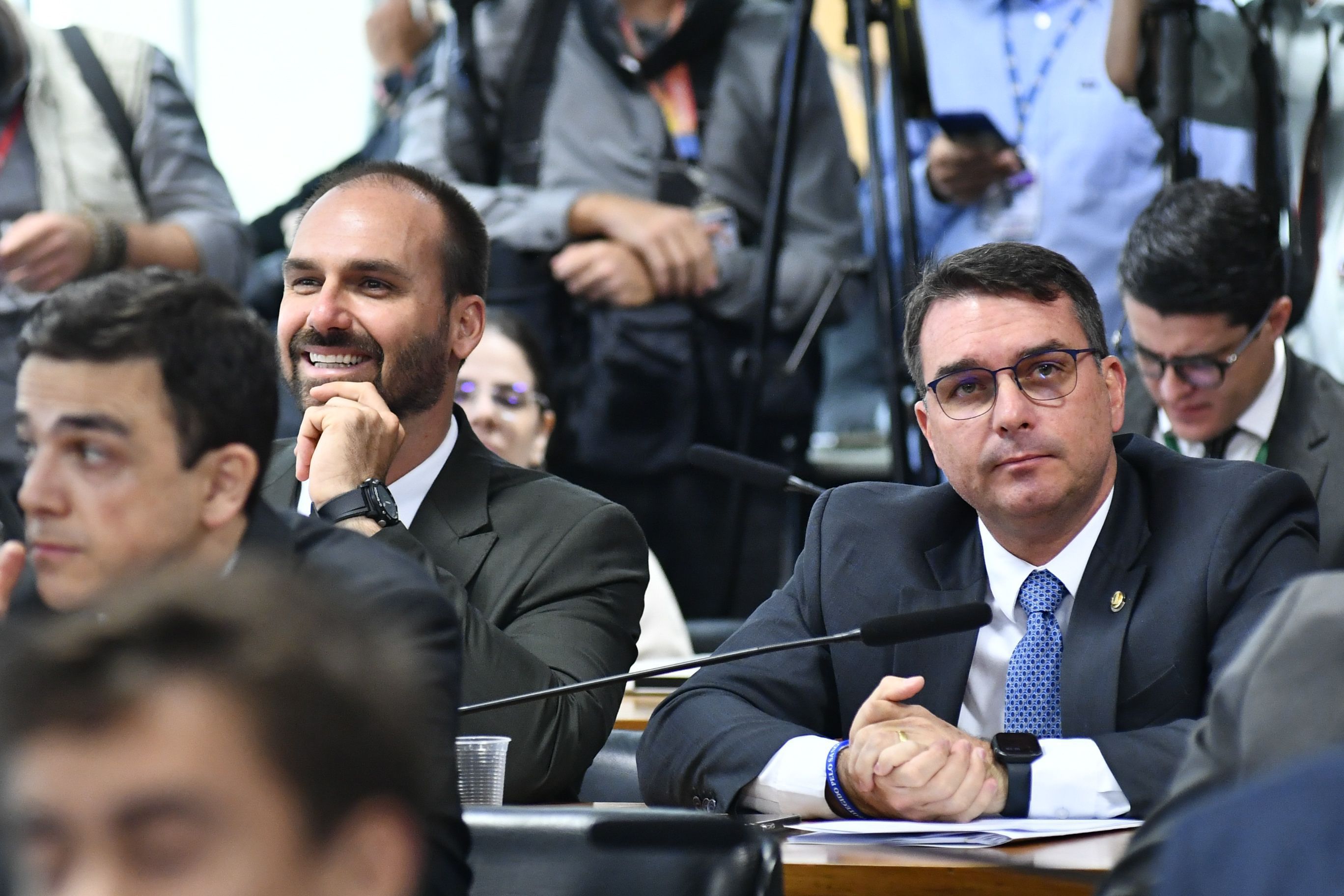 Eduardo e Flávio Bolsonaro associam derrota da Seleção Brasileira a governos do PT