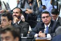 Eduardo e Flávio Bolsonaro associam derrota da Seleção Brasileira a governos do PT