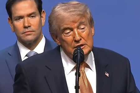 Trump durante coletiva de imprensa após cúpula da Otan, junto com o secretário de Estado Marco Rubio • Reprodução