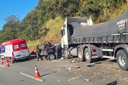 Equipe do Samu realizando o atendimento às vítimas • Imagem cedida à Itatiaia