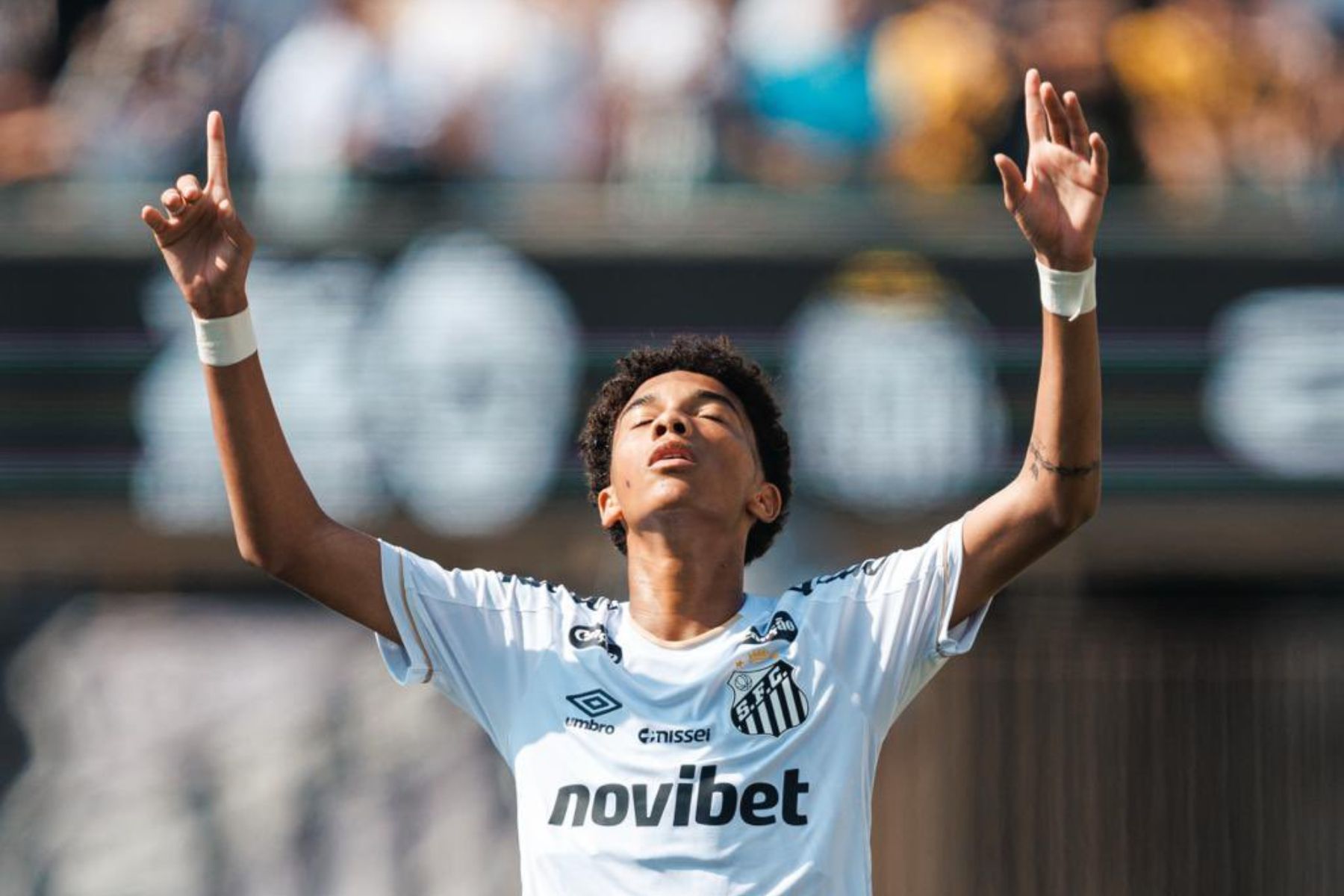 Juninho marca, e Santos goleia União São João em amistoso no Pacaembu