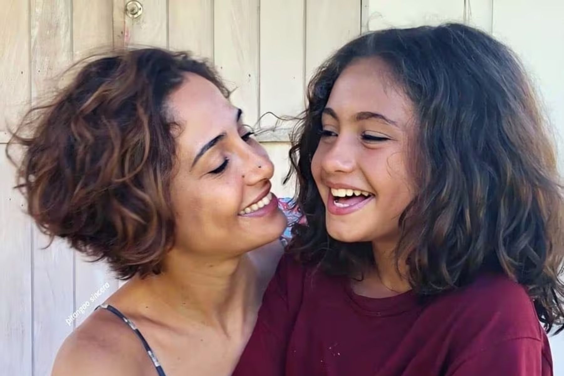 Aos 18 anos, filha de Camila Pitanga faz rara aparição na TV