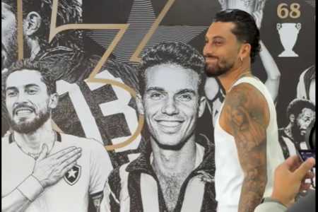 Alex Telles foi homenageado pelo Botafogo