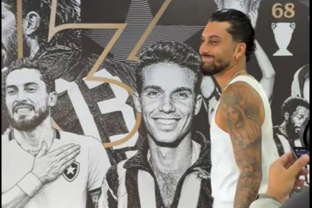 Alex Telles foi homenageado pelo Botafogo