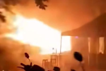 Momento do incêndio, na capital da Tailândia • Reprodução/Redes Sociais
