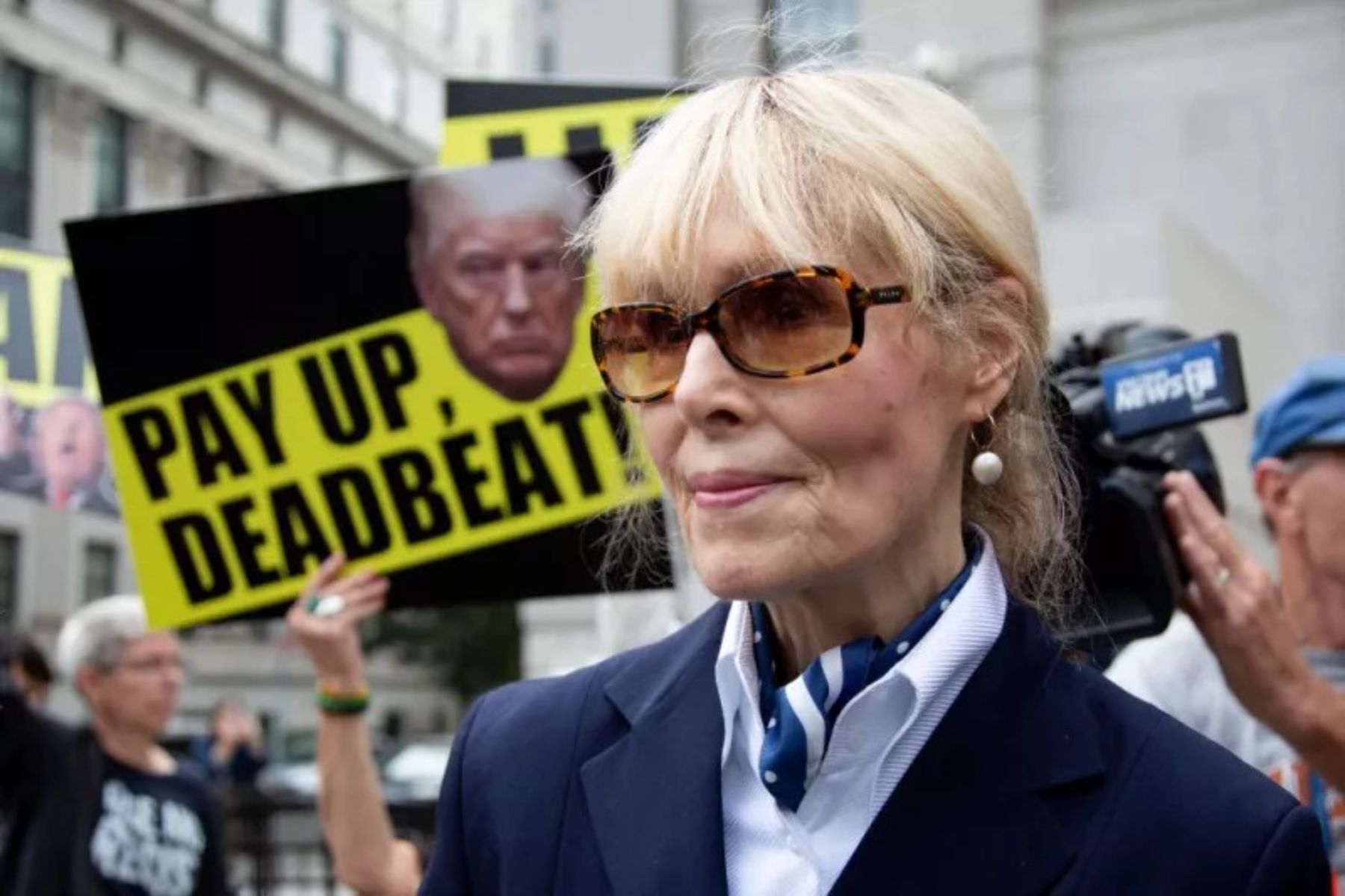 Escritora recebe R$ 28,5 milhões em processo contra Trump por abuso sexual e difamação