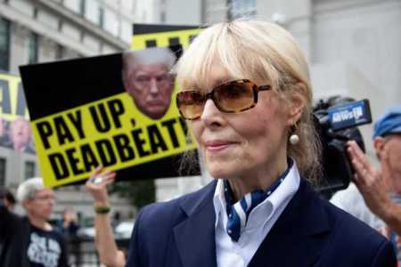 Na foto a escritora E. Jean Carroll