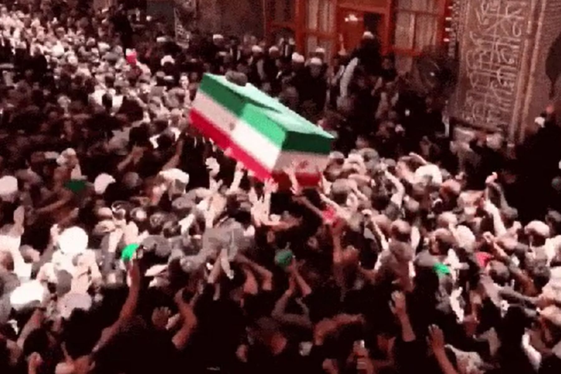 Multidão carrega caixão de Ali Khamenei durante funeral público no Iraque; veja vídeo