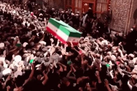 Multidão carrega caixão de Ali Khamenei durante procissão fúnebre em Najaf, no Iraque, em 8 de julho de 2026 • Divulgação/Irna