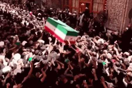 Multidão carrega caixão de Ali Khamenei durante funeral público no Iraque; veja vídeo