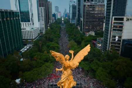 Anjo da Independência 'observa' a festa do México com a vitória por 2 a 0 contra o Equador na Copa do Mundo • Divulgação/Ciudad de México