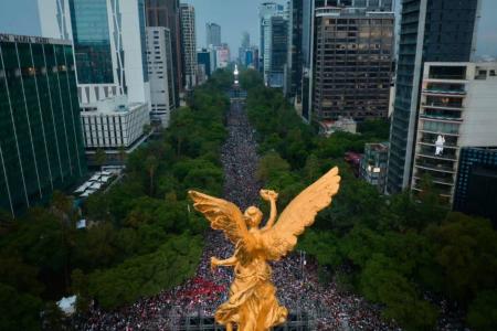 Anjo da Independência 'observa' a festa do México com a vitória por 2 a 0 contra o Equador na Copa do Mundo • Divulgação/Ciudad de México