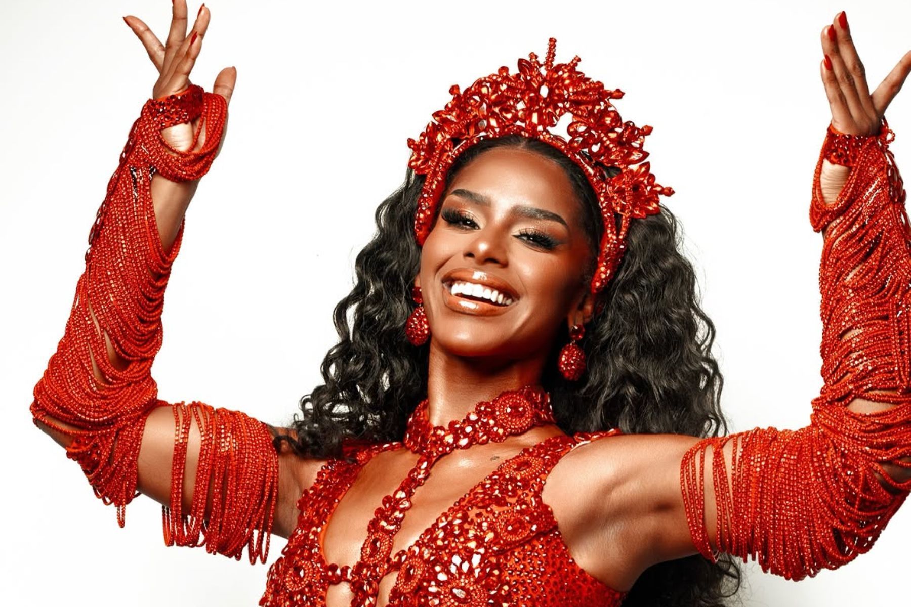 Viradouro anuncia sucessora de Juliana Paes como rainha de bateria