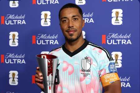 Youri Tielemans com troféu de melhor jogador em campo