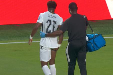 Senaya, lateral de Gana, deixa a aprtida por lesão na coxa