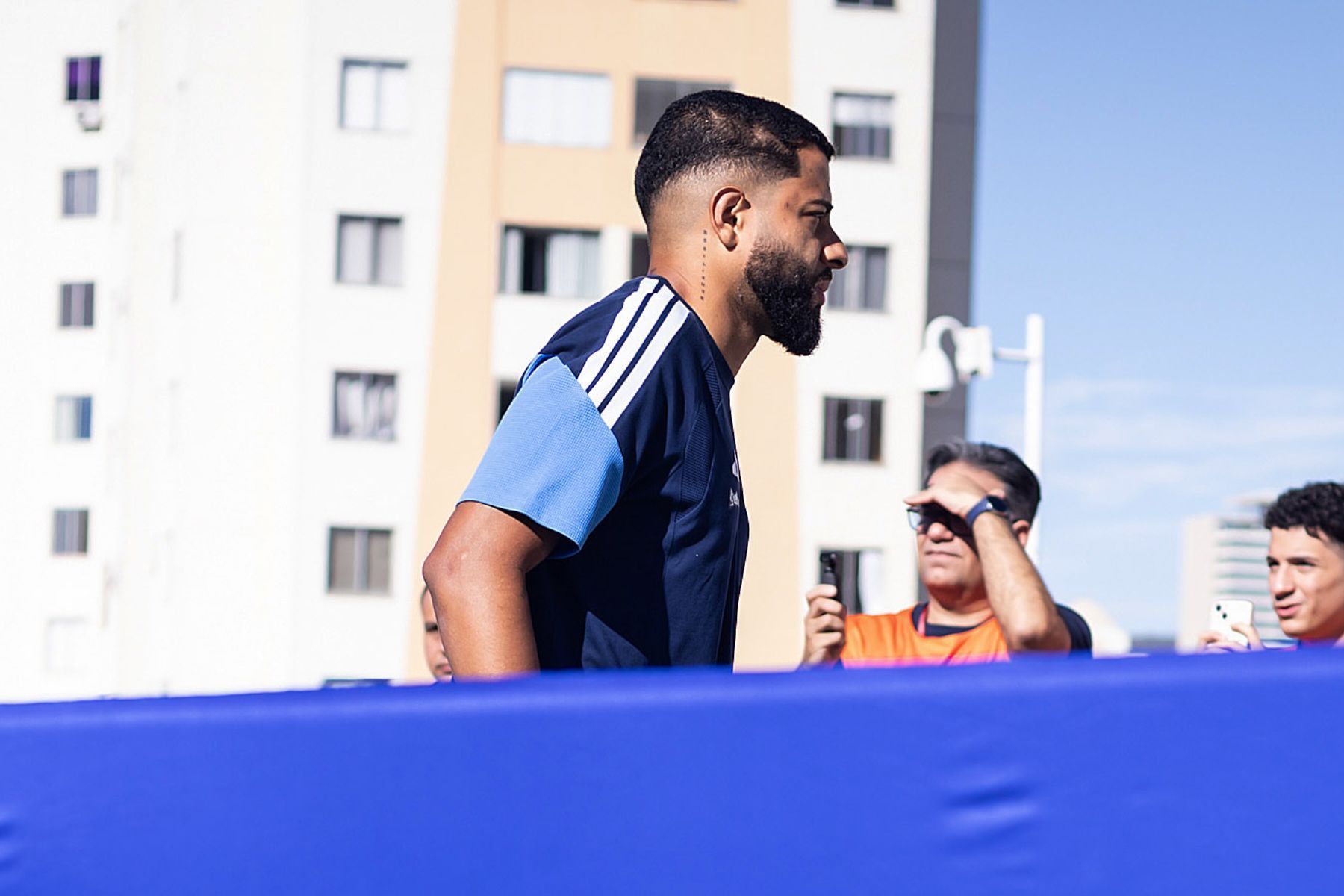 Zagueiro do Cruzeiro lamenta saídas de Kaiki e Christian e revela despedidas