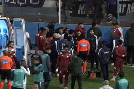 Goleiro Bruno, da Portuguesa-RJ, recebe atendimento médico em jogo da Série D