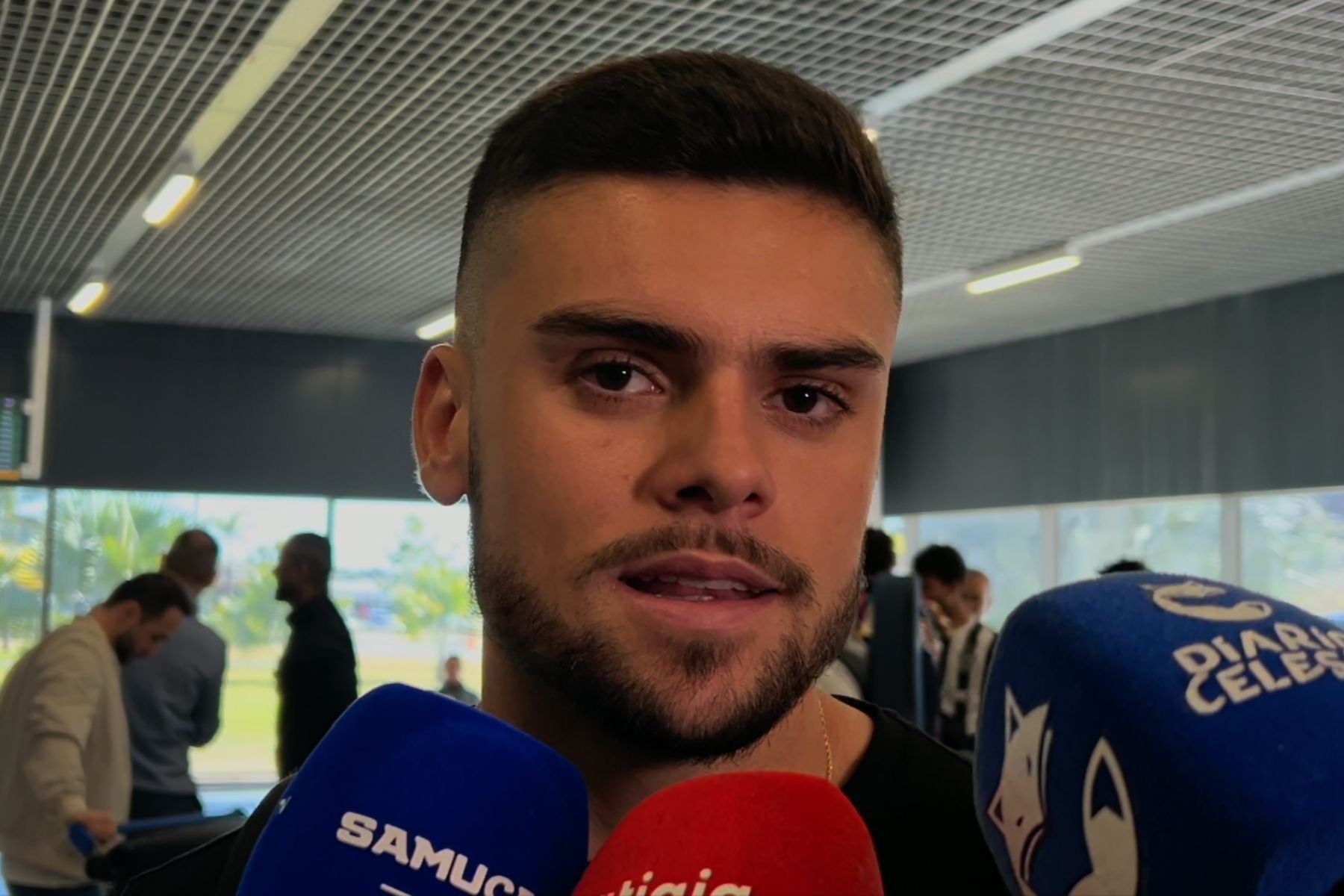 Gabriel Pec desembarca em Belo Horizonte para assinar com o Cruzeiro: 'Clube gigante'