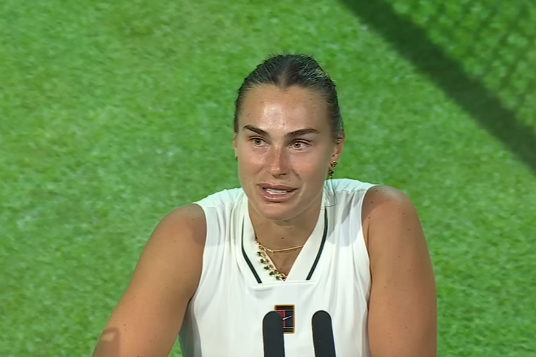 Sabalenka após queda em Wimbledon: 'Quero ficar bêbada e esquecer o tênis'