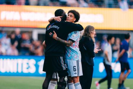Onana recebe o abraço de Witsel após a partida entre Bélgica e Estados Unidos