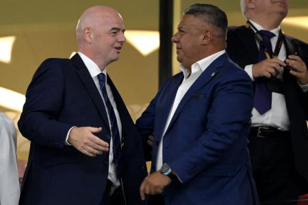 Presidente da FIFA, Gianni Infantino, com Claudio Fabian Tapia, presidente da Federação Argentina
