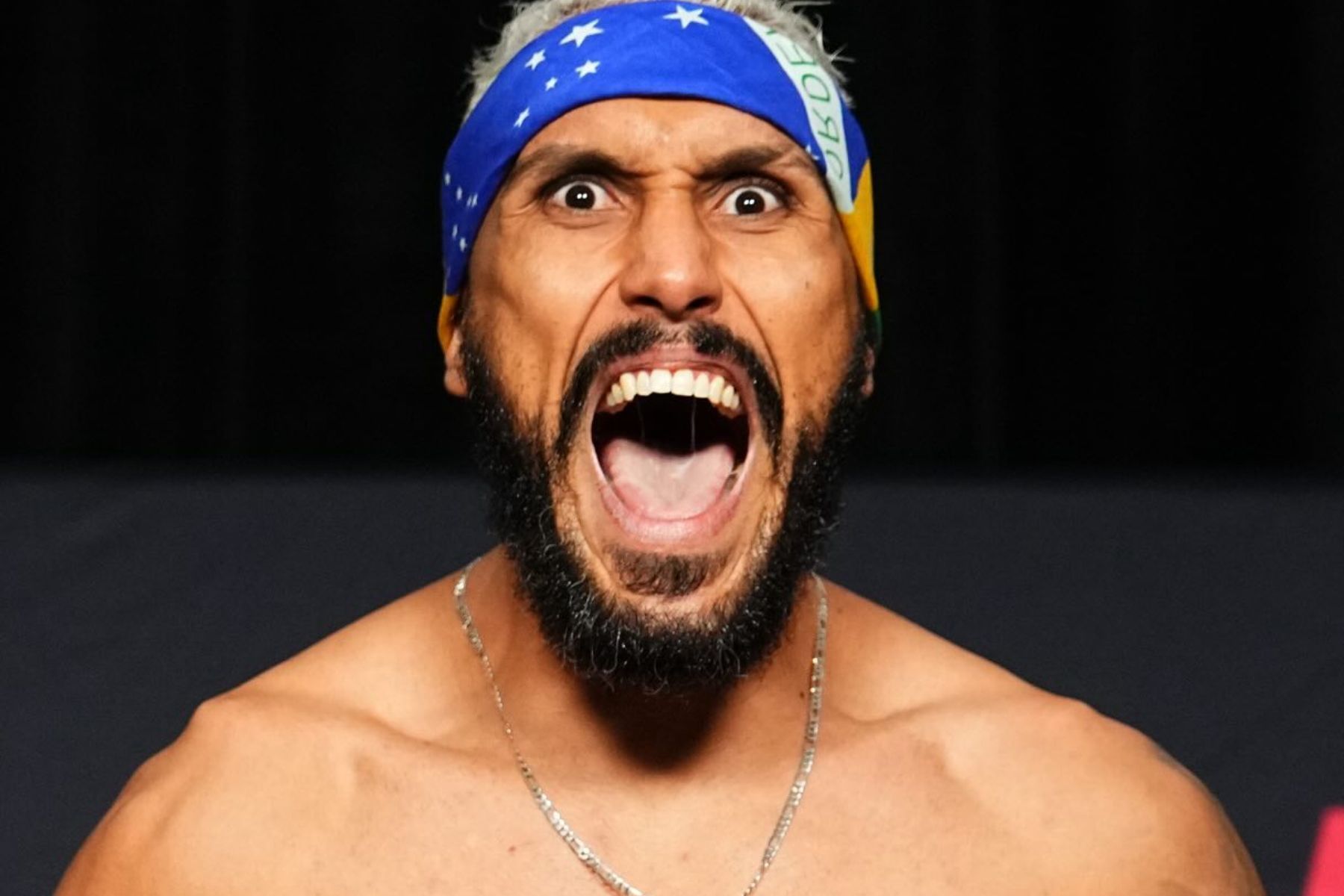 ‘Todo dia me vejo com o cinturão', diz mineiro que lutará no retorno de McGregor no UFC