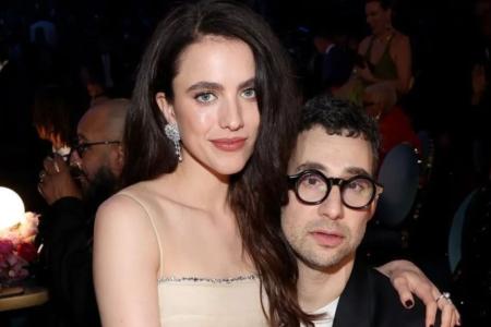 Margareth Qualley e Jack Antonoff no Grammy
