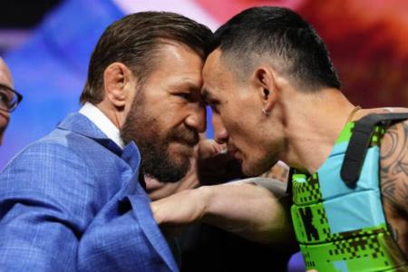 Goste ou não, Conor McGregor sabe ser protagonista.O irlandês participou da coletiva de imprensa do UFC 329, nesta quinta-feira (9), em Las Vegas. Ele enfrentará Max Holloway neste sábado (11), em luta válida pelo peso meio-médio (até 77 kg) da categoria. Na encarada, além de protagonizar uma encarada tensa com o estadunidense, o irlandês roubou a cena ao cantar “Wonderwall”, da banda Oasis, junto com o público. Durante a coletiva, McGregor provocou o adversário Max Holloway com fortes declarações. “Ele não é nada contra mim. Eu sou outro tipo de animal. Boa sorte para ele, mas ele não vai conseguir fazer isso (me dominar). Vou provar para todo mundo e para mim mesmo”, iniciou. McGregor criticou o boxe do rival, dizendo que ele “só tem uma marcha” e chegou a afirmar que poderia vencê-lo em apenas dez segundos. O ex-campeão afirmou que vai “destruir” Holloway e prometeu aposentá-lo após a luta de sábado. “Destruição. Eu vou destruir o Max. Vou eliminar o Max. Sábado ele será eliminado de uma vez por todas. O boxe dele é terrível, ele só tem uma marcha e não serve para nada. Poucas vezes vimos magia dentro do octógono com o Max Holloway”, disse. “Posso destruir o Max em dez segundos. Estou no meu auge agora e para sempre. Prevejo que o Holloway vai se aposentar sábado à noite. Nada de trilogia”, disparou McGregor”, completou.